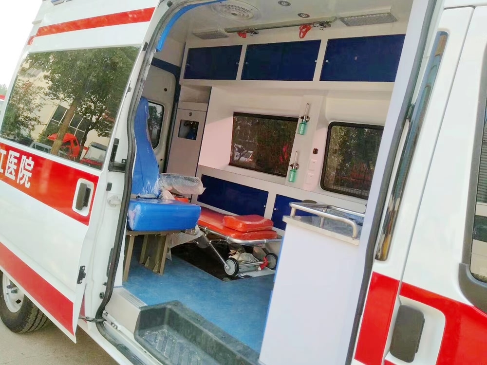 福特新世代V348監(jiān)護(hù)型救護(hù)車(chē)入口照片