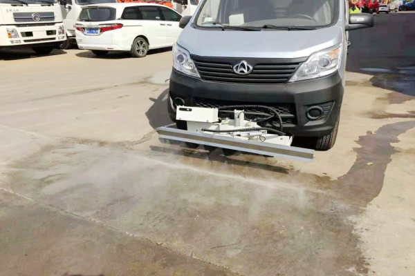 小型長安人行道路養(yǎng)護清洗車前噴桿作業(yè)圖片