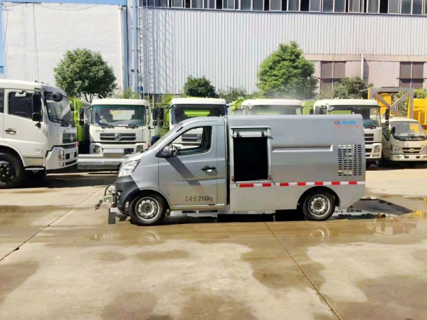 小型長安人行道路養(yǎng)護清洗車