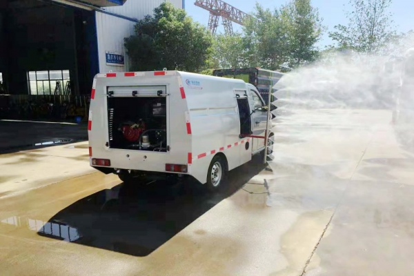 小型長安人行道路養(yǎng)護清洗車加裝側(cè)噴桿作業(yè)演示