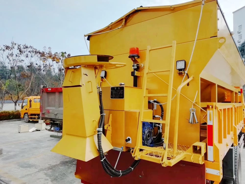 東風(fēng)系列融雪撒布車圖片