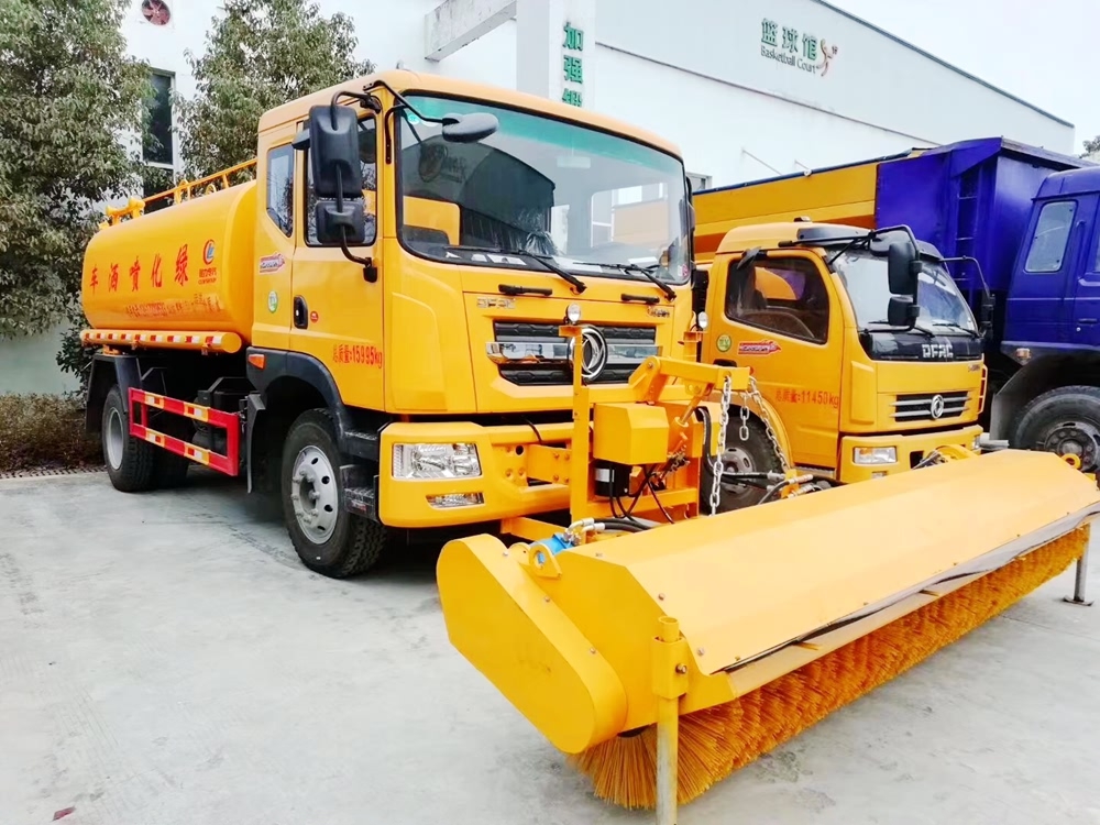 東風(fēng)灑水車帶除雪滾刷圖片