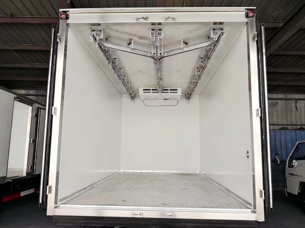 福田奧鈴冷藏運(yùn)輸車箱體內(nèi)部圖片