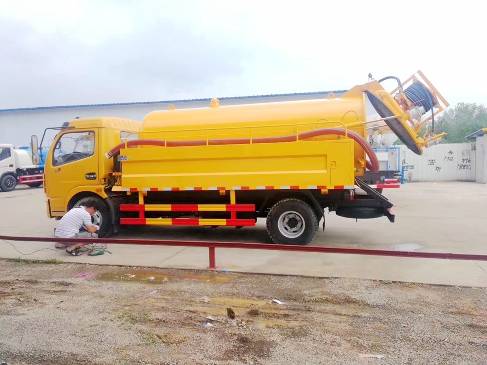 東風(fēng)多利卡圓罐式清洗吸污車圖片