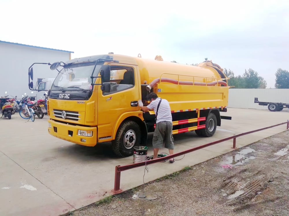 東風(fēng)多利卡圓罐式清洗吸污車圖片
