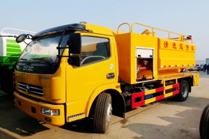 東風(fēng)多利卡方形清洗吸污車(chē)圖片