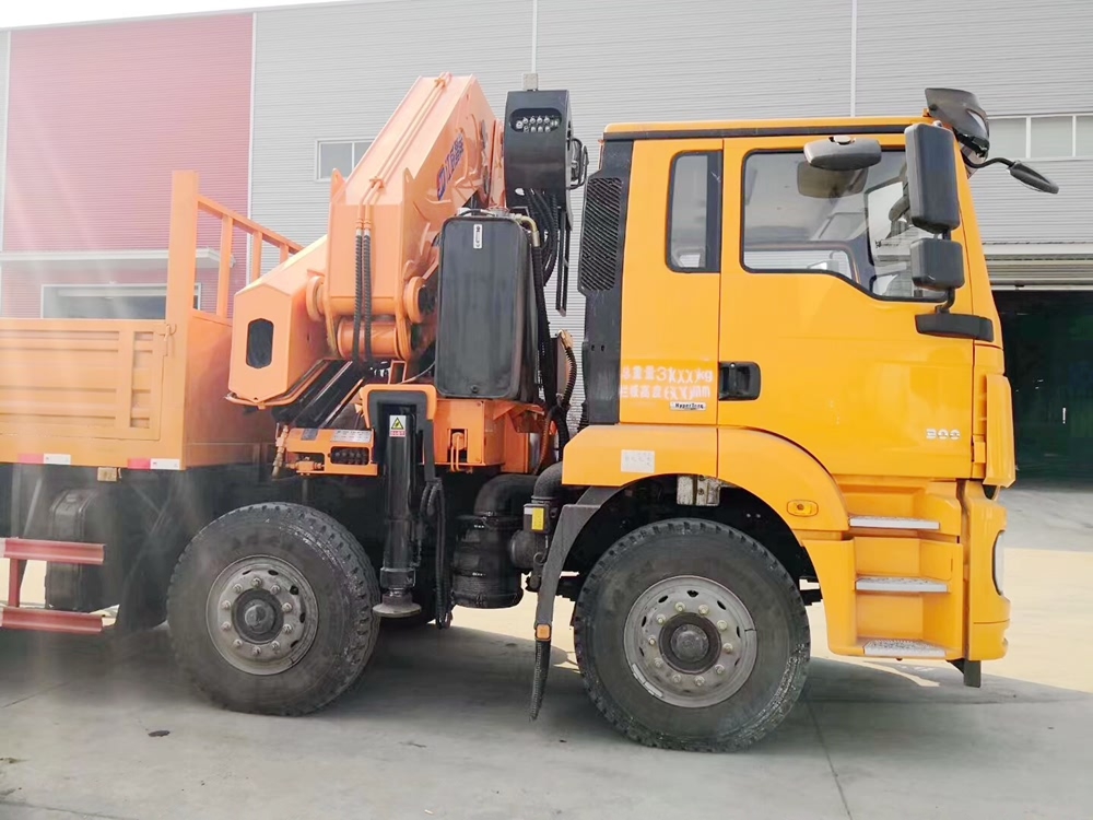 陜汽德龍前四后八折臂式隨車吊帶圖片