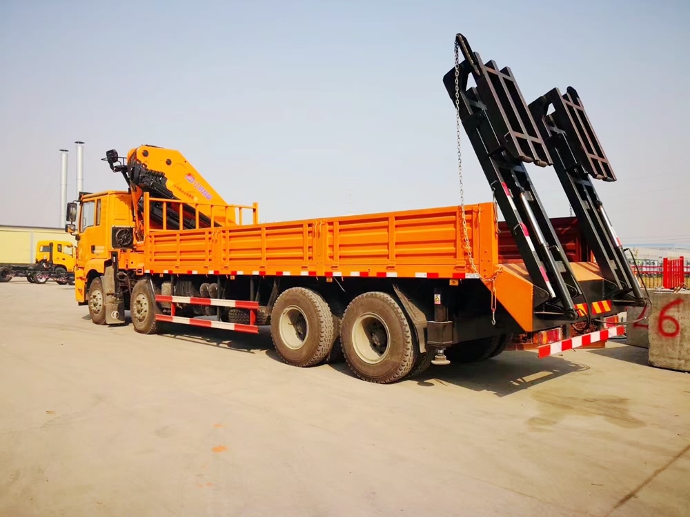 陜汽德龍前四后八折臂式隨車吊帶爬梯圖片