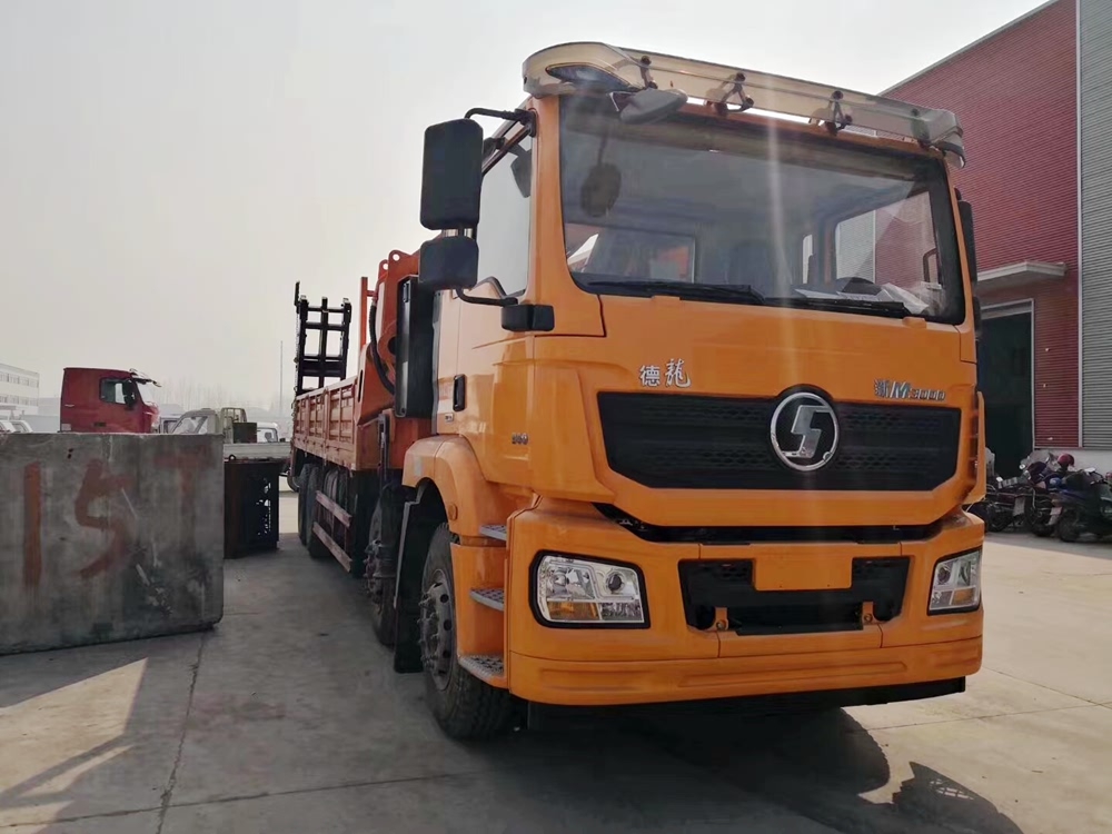 陜汽德龍前四后八折臂式隨車吊正前圖片