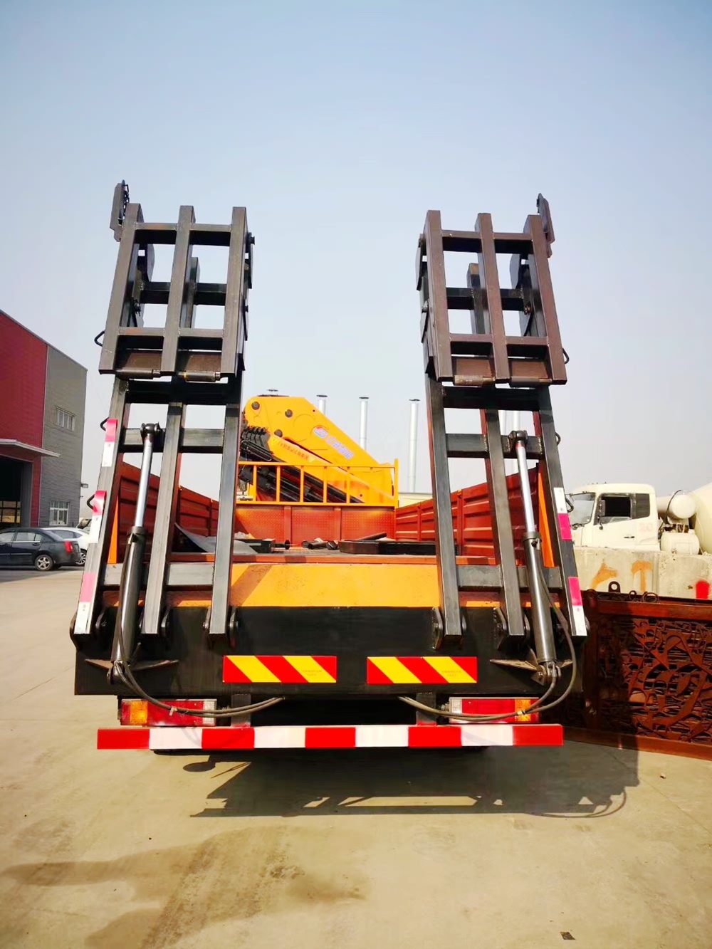 陜汽德龍前四后八折臂式隨車吊尾部爬梯圖片