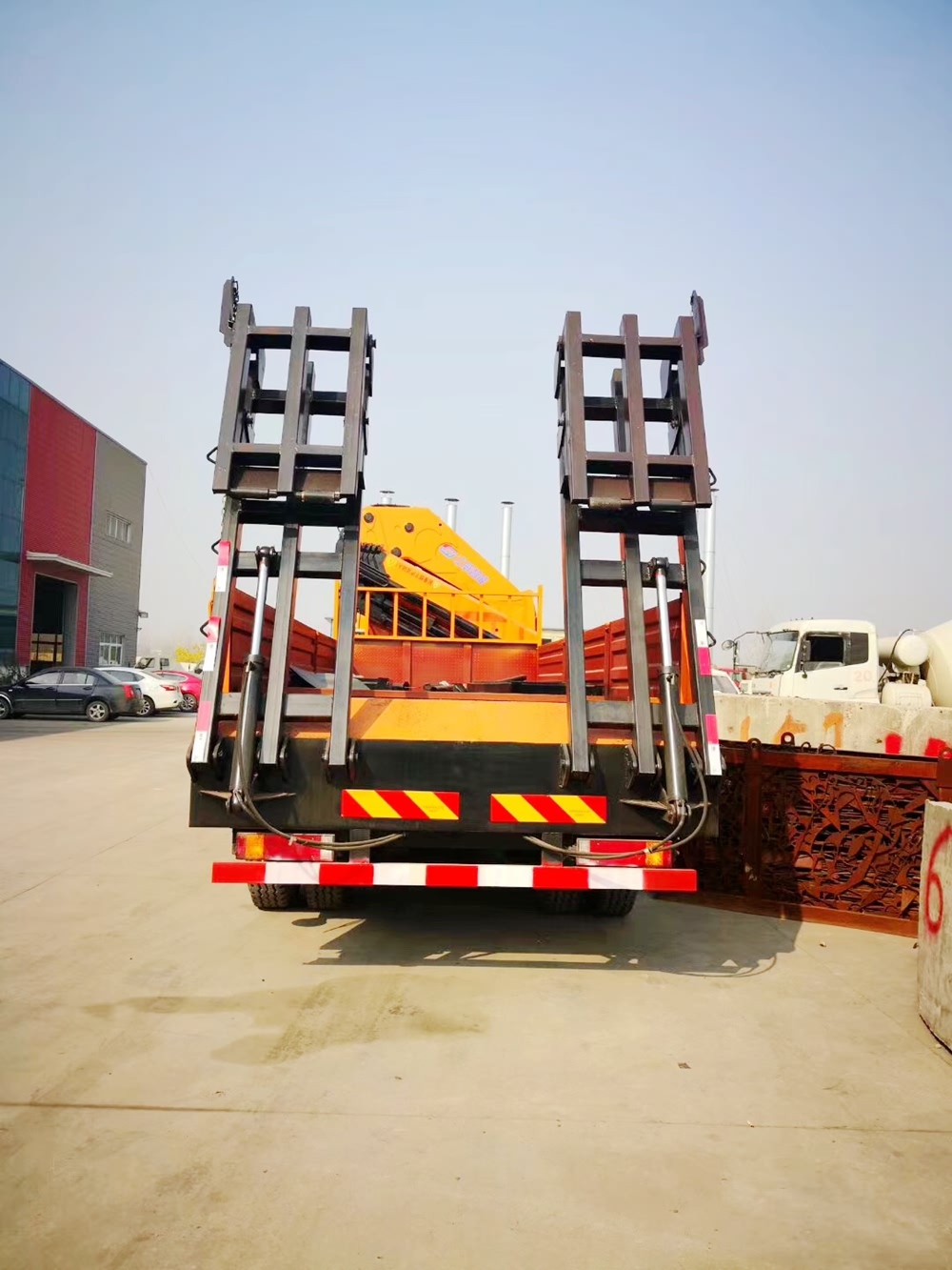 陜汽德龍前四后八折臂式隨車吊尾部爬梯圖片