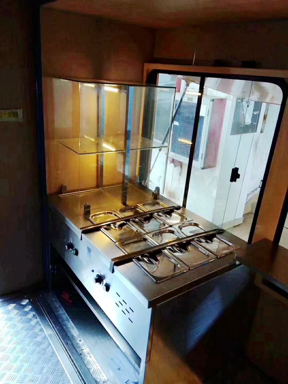 東風(fēng)小多利卡移動(dòng)式餐車內(nèi)部圖片