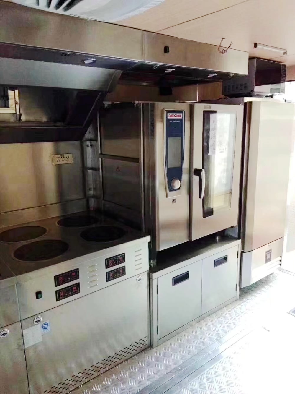 東風(fēng)小多利卡移動(dòng)式餐車內(nèi)置設(shè)備圖片