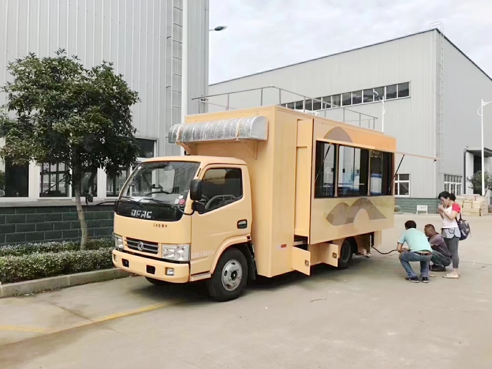 東風(fēng)小多利卡移動(dòng)式餐車圖片