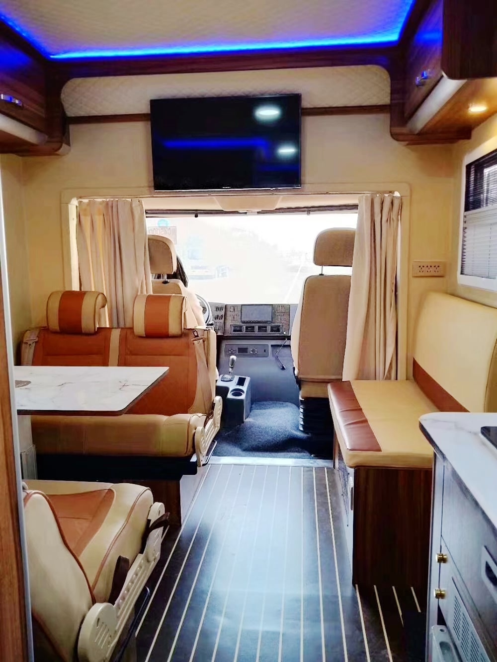 陜汽越野式房車(chē)內(nèi)部結(jié)構(gòu)圖片