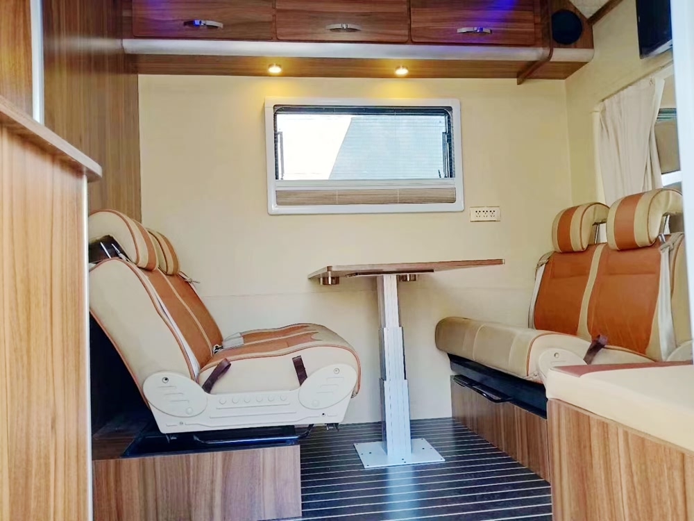陜汽越野式房車(chē)內(nèi)部座椅圖片