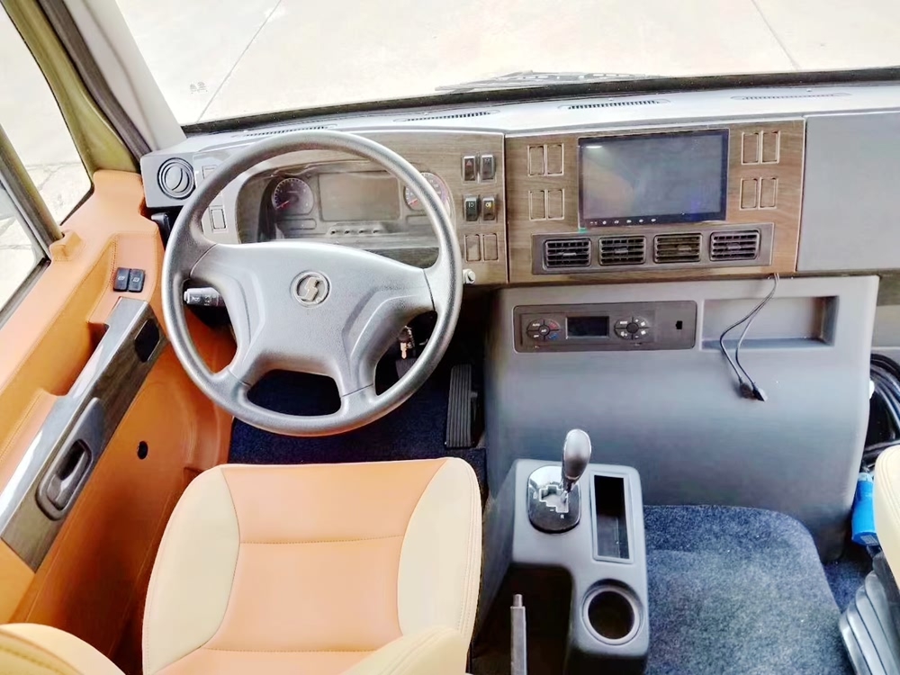 陜汽越野式房車(chē)駕駛區(qū)域圖片