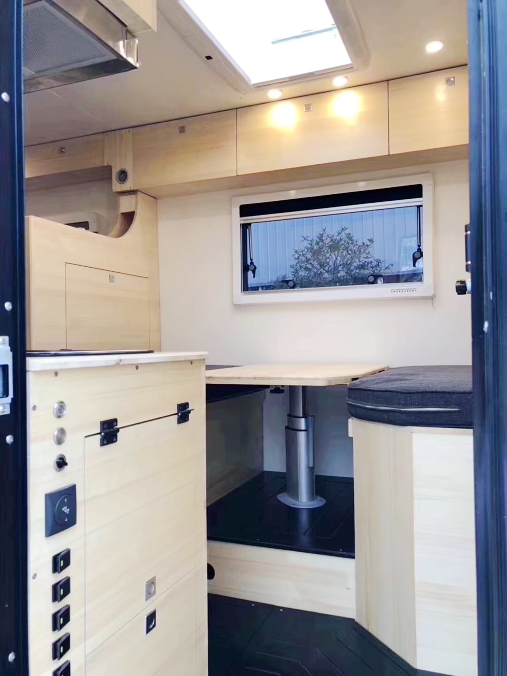 現(xiàn)代圖盛越野式房車內(nèi)部結(jié)構(gòu)圖片