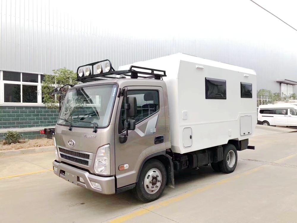 現(xiàn)代圖盛越野式房車右前圖片