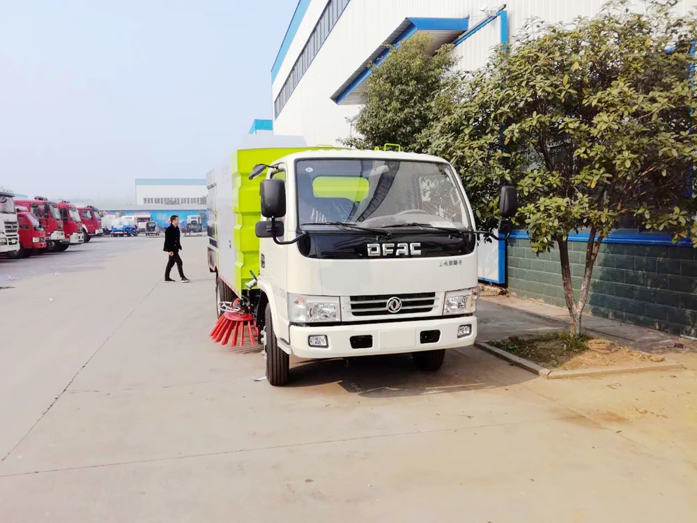 小型東風(fēng)小區(qū)掃地車