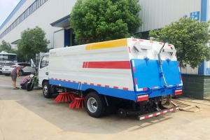 東風(fēng)輕型環(huán)衛(wèi)掃路車