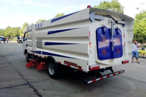 東風(fēng)銳鈴掃路車