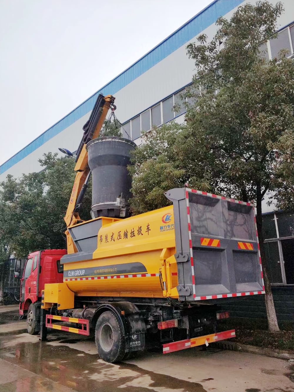 一汽解放吊裝式壓縮垃圾車尾側(cè)圖片