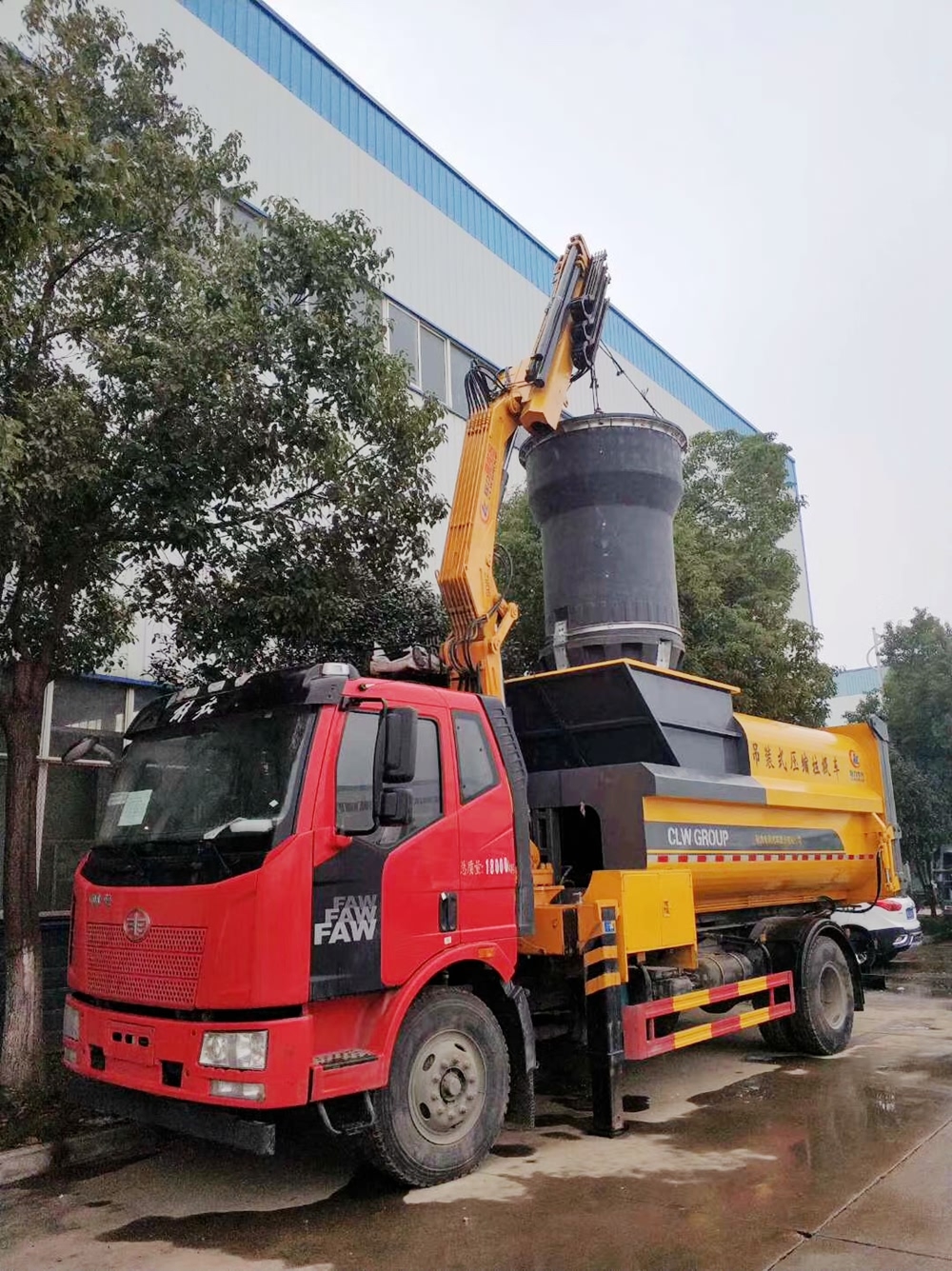 一汽解放吊裝式壓縮垃圾車吊裝作業(yè)圖片