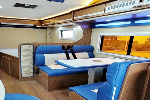 依維柯歐勝C型房車座椅布局圖片