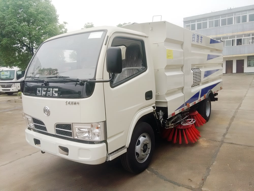 國五東風(fēng)銳鈴掃路車