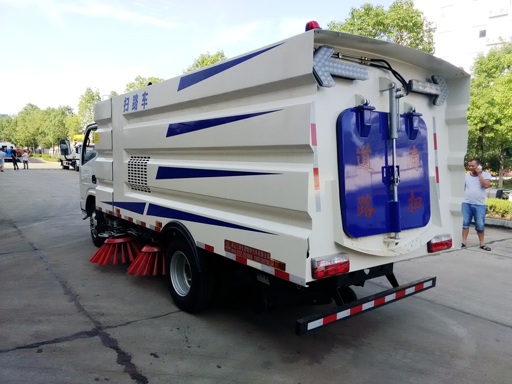 東風(fēng)駕駛式柴油清掃車