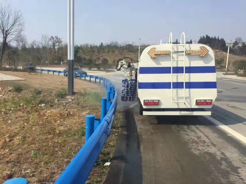 護(hù)欄清洗車(chē)清洗高速路護(hù)欄