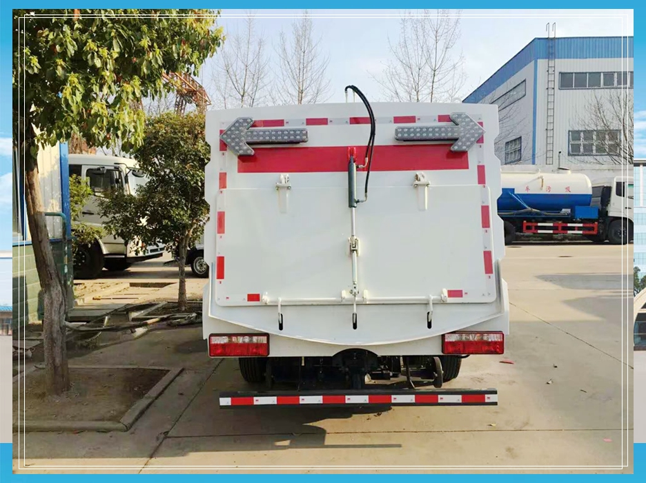 東風(fēng)輕型灑水掃地車