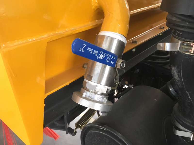 洗掃車水箱前部放水球閥