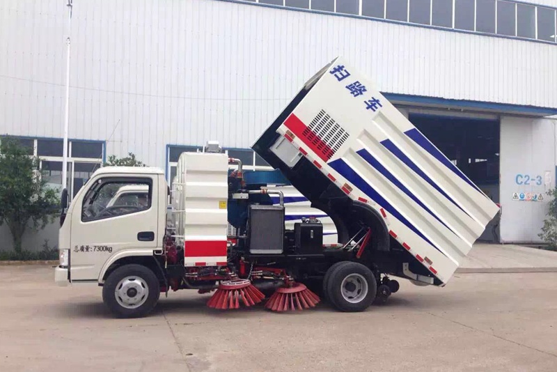 道路清掃車倒垃圾是先舉升大廂還是先開排污門?