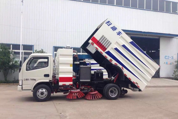 道路清掃車倒垃圾是先舉升大廂還是先開排污門?