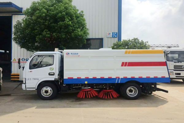 邊洗邊掃道路清潔車