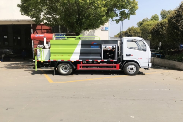 東風(fēng)小多利卡抑塵車(方形廂體4.5立方、30米霧炮機)