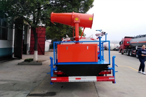 東風(fēng)小多利卡綠化噴灑車(4.5立方、30米霧炮機(jī))