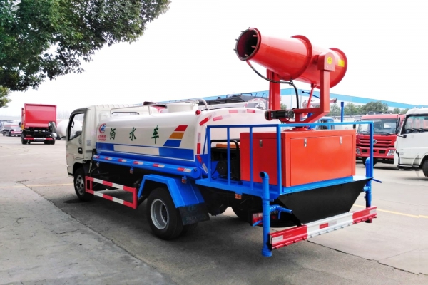 東風(fēng)小多利卡綠化噴灑車(4.5立方、30米霧炮機(jī))