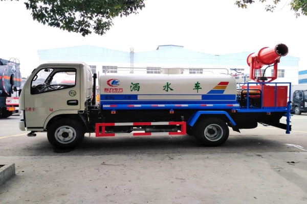 東風(fēng)小多利卡綠化噴灑車(4.5立方、30米霧炮機(jī))