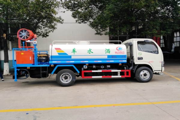 東風(fēng)小多利卡綠化噴灑車(4.5立方、30米霧炮機(jī))