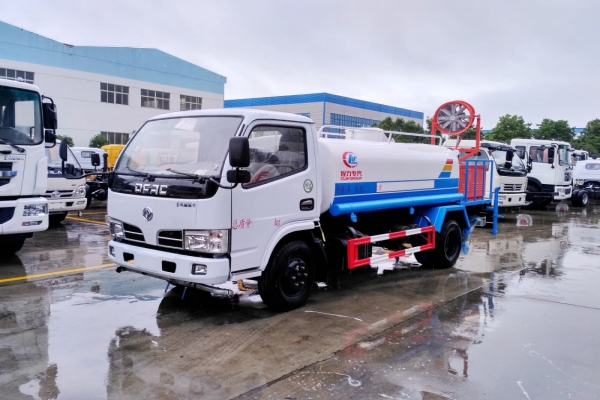 東風(fēng)小多利卡綠化噴灑車(4.5立方、30米霧炮機(jī))