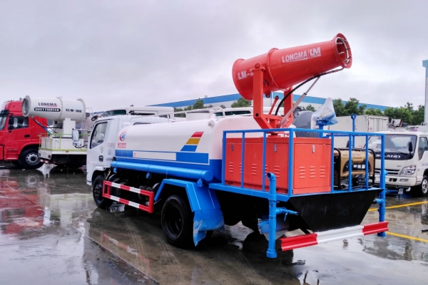 東風(fēng)小多利卡綠化噴灑車(4.5立方、30米霧炮機(jī))