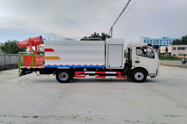 東風(fēng)大多利卡抑塵車(方形6.5噸、30-50米霧炮、單排駕駛室)