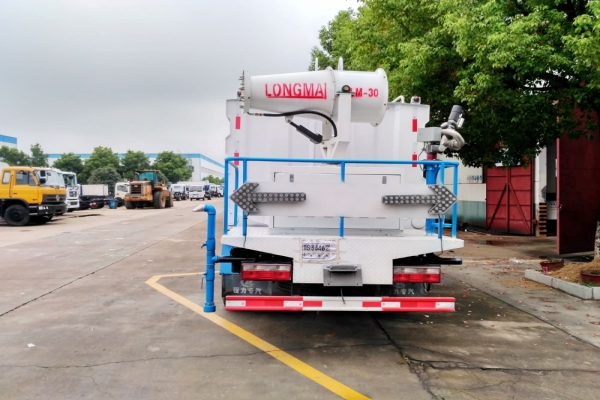 東風大多利卡霧炮車(方形9噸、30-60米噴霧機)