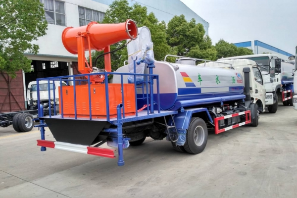 東風(fēng)大多利卡霧炮車(8噸、30-40米噴霧機(jī))