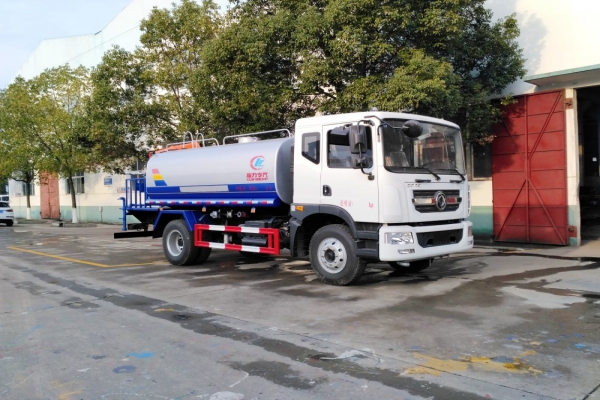 東風(fēng)D9多利卡綠化噴灑車(12立方、30-35米霧炮機(jī))