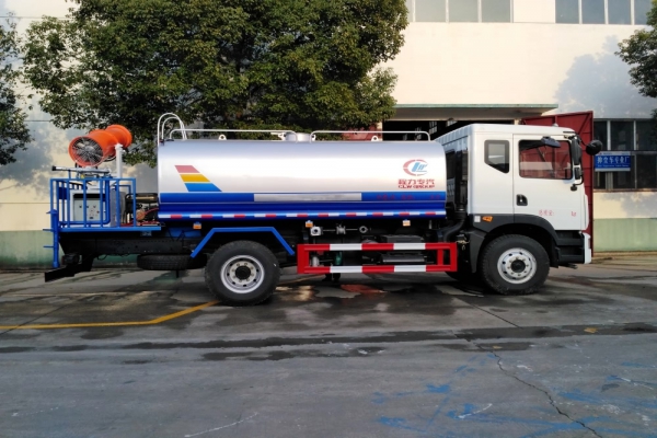 東風(fēng)D9多利卡綠化噴灑車(12立方、30-35米霧炮機(jī))