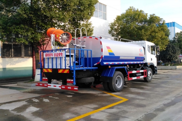 東風(fēng)D9多利卡綠化噴灑車(12立方、30-35米霧炮機(jī))